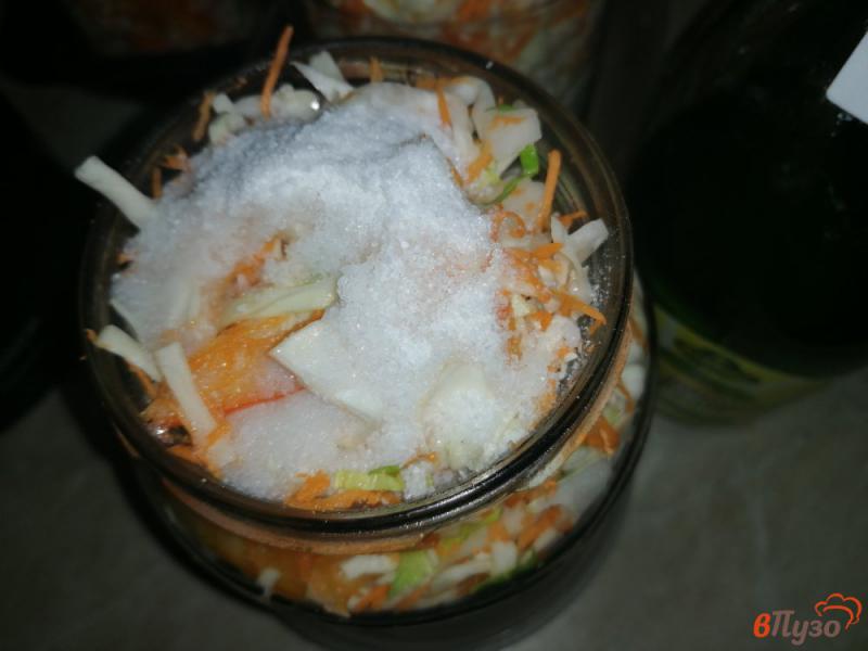 Фото приготовление рецепта: Капуста маринованная с перцем и морковью шаг №7