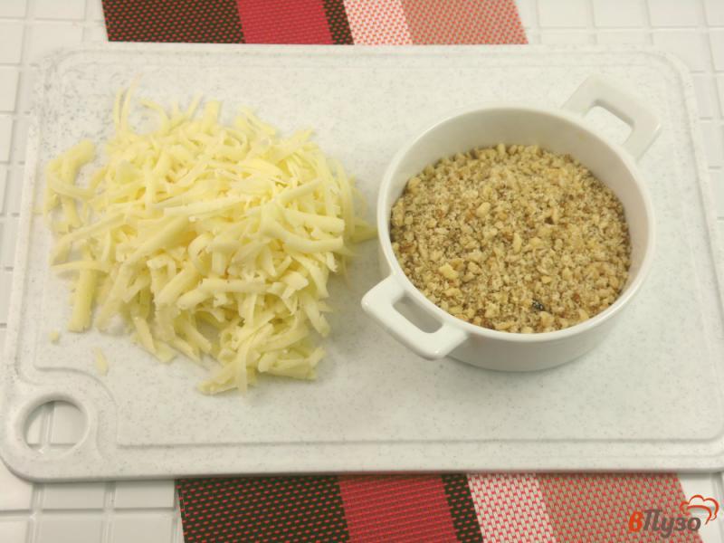 Фото приготовление рецепта: Скумбрия фаршированная сыром и грецкими орехами шаг №2