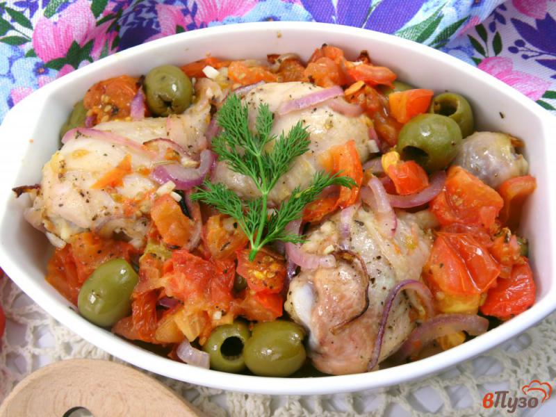 Фото приготовление рецепта: Куриные голени с помидорами и оливками шаг №6