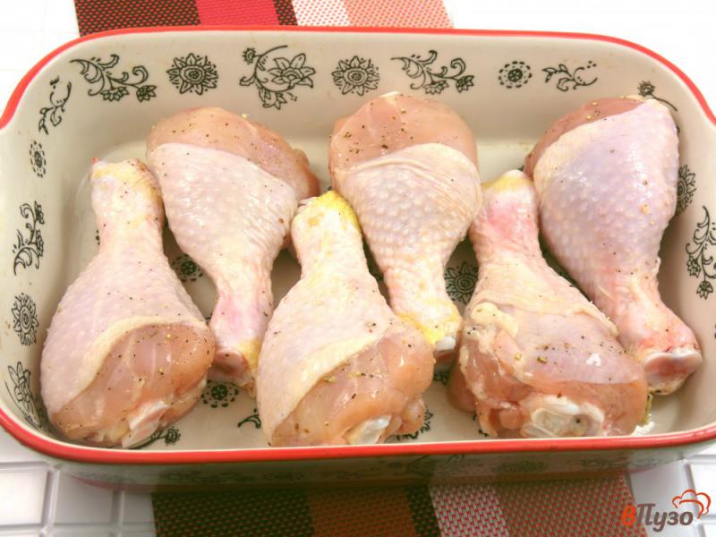 Фото приготовление рецепта: Куриные голени с помидорами и оливками шаг №4
