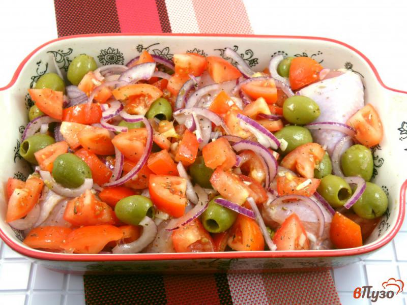 Фото приготовление рецепта: Куриные голени с помидорами и оливками шаг №5