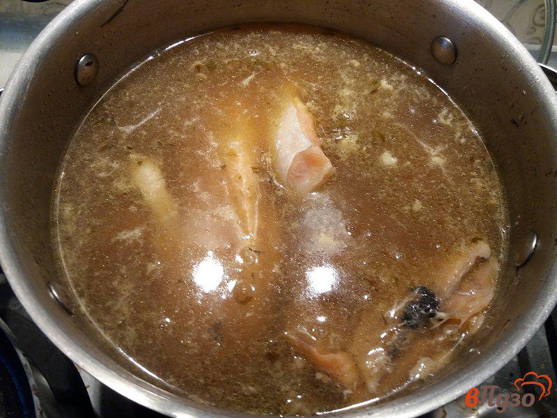 Фото приготовление рецепта: Рыбная солянка из форели шаг №7