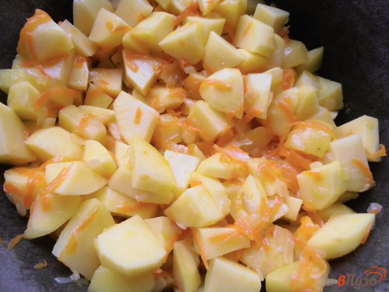 Фото приготовление рецепта: Картофель тушеный с колбасой шаг №3