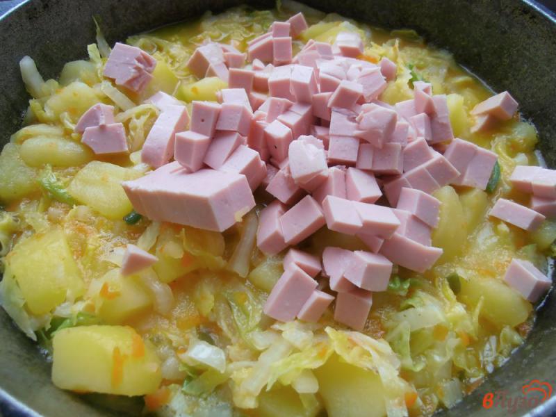 Фото приготовление рецепта: Картофель тушеный с колбасой шаг №7
