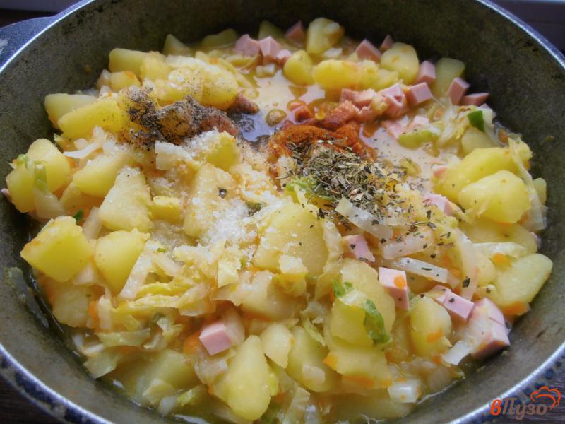 Фото приготовление рецепта: Картофель тушеный с колбасой шаг №8