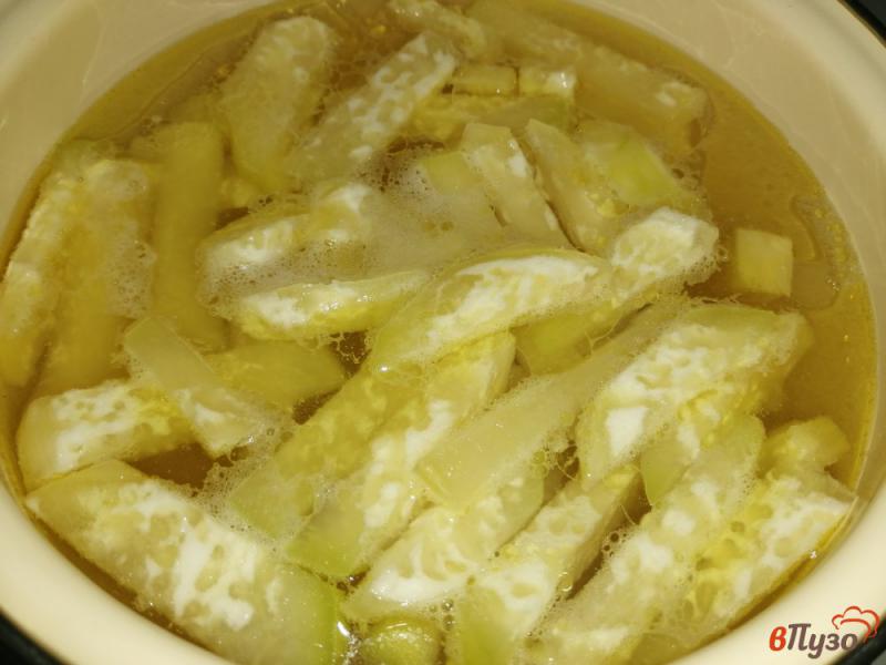 Фото приготовление рецепта: Капустный суп с кольраби, перцем и горчицей шаг №6