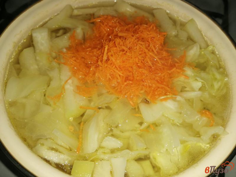 Фото приготовление рецепта: Капустный суп с кольраби, перцем и горчицей шаг №8