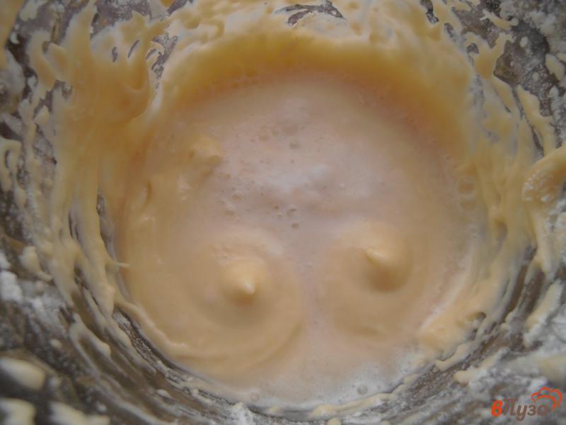 Фото приготовление рецепта: Кексы на кефире со сгущенным молоком шаг №4