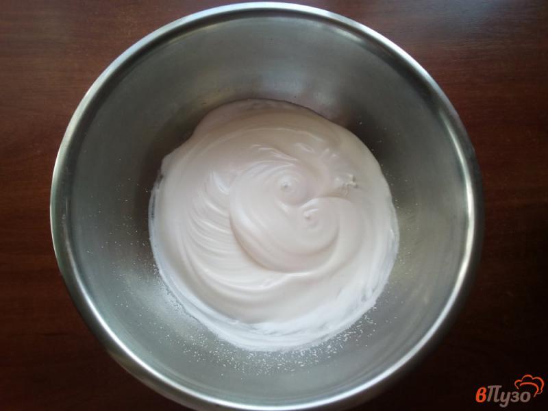 Фото приготовление рецепта: Бисквитный десерт Лемингтон шаг №2