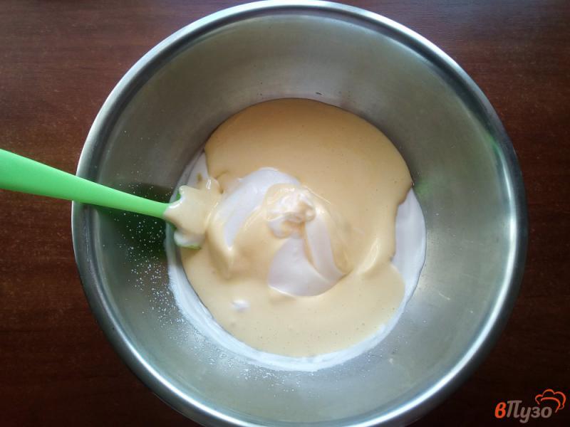 Фото приготовление рецепта: Бисквитный десерт Лемингтон шаг №4