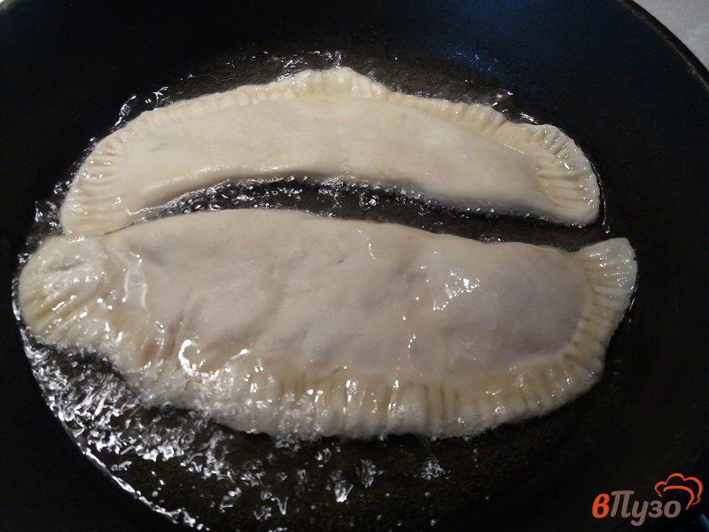 Фото приготовление рецепта: Чебуреки с мясом шаг №11