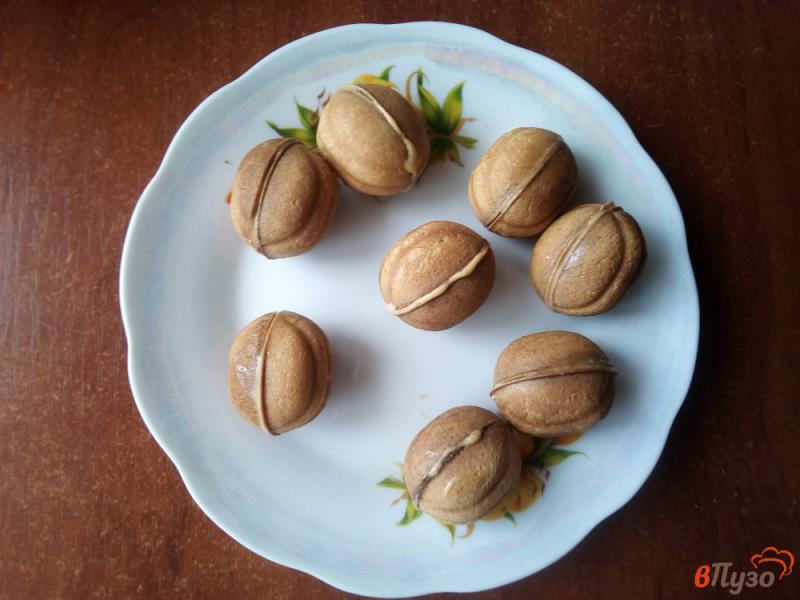 Фото приготовление рецепта: Орешки со сгущёнкой шаг №10