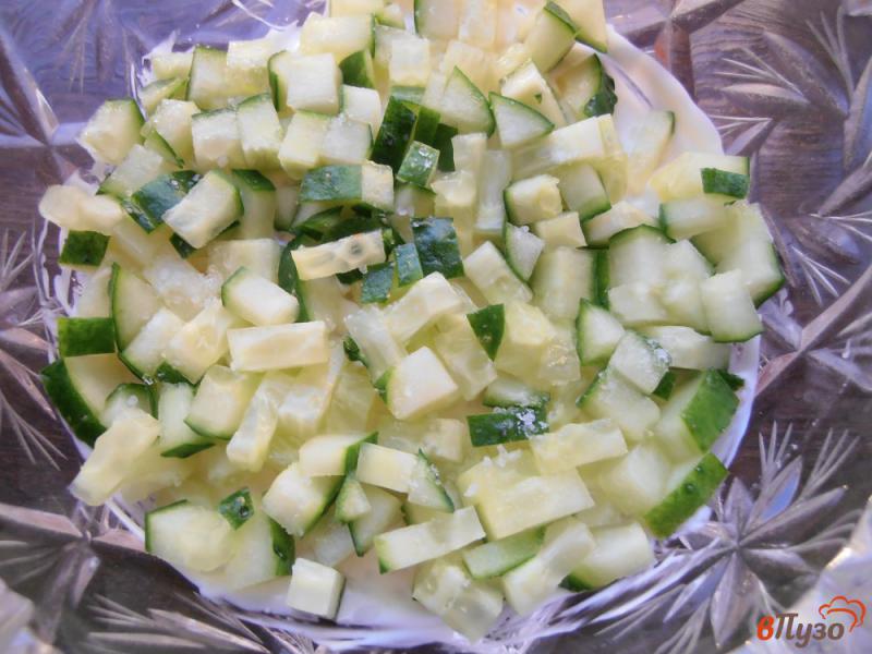 Фото приготовление рецепта: Слоеный салат с крабовыми палочками и рисом шаг №4