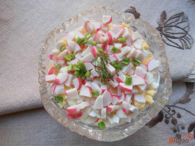 Фото приготовление рецепта: Слоеный салат с крабовыми палочками и рисом шаг №10