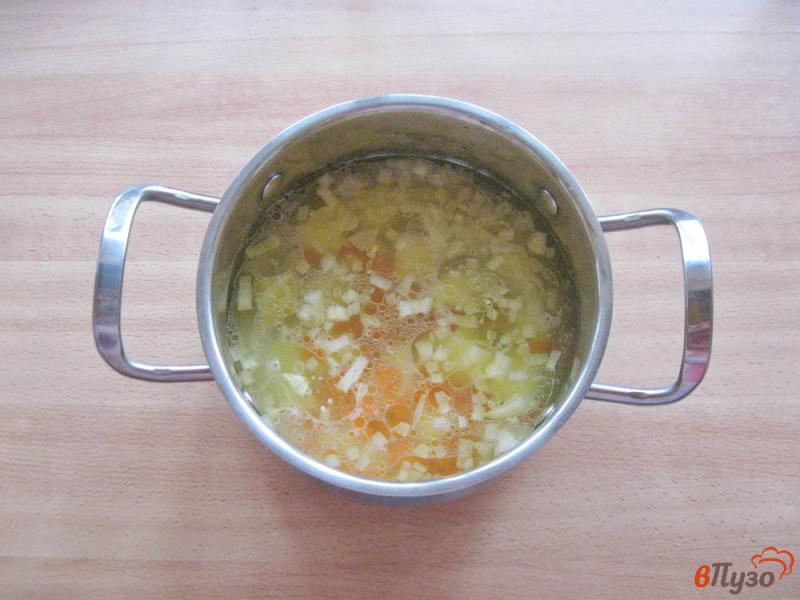 Фото приготовление рецепта: Суп с желтой чечевицей и сосисками шаг №4
