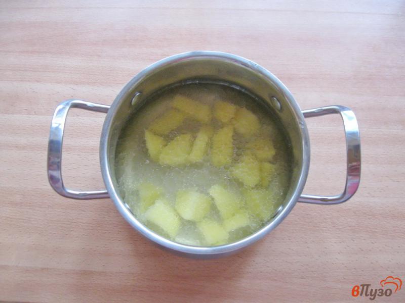Фото приготовление рецепта: Суп с желтой чечевицей и сосисками шаг №2