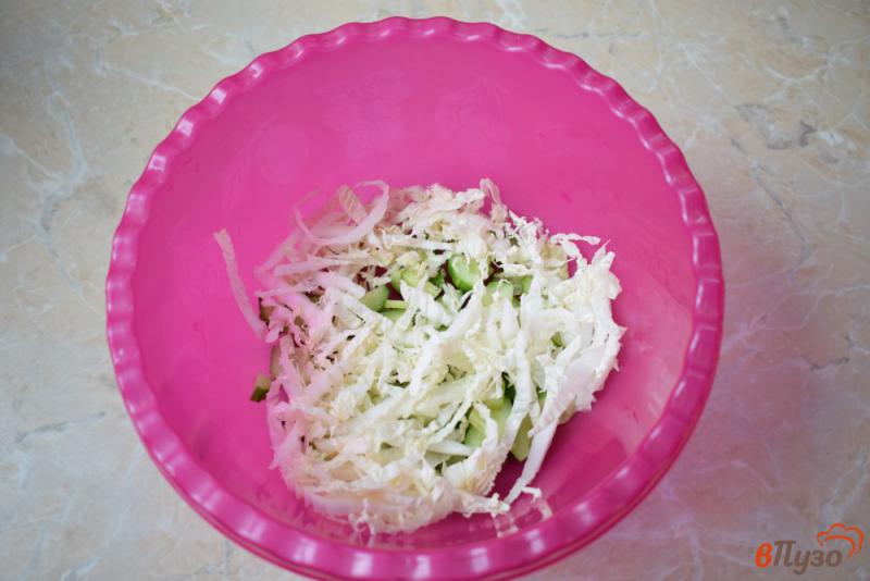 Фото приготовление рецепта: Салат из свежих овощей с пекинской капустой на майонезе шаг №2