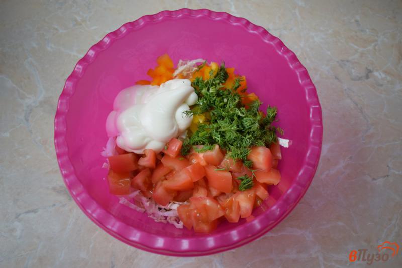 Фото приготовление рецепта: Салат из свежих овощей с пекинской капустой на майонезе шаг №4
