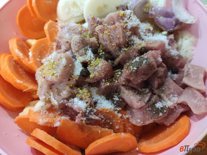 Фото приготовление рецепта: Картофель запечённый в рукаве с овощами и мясом шаг №5