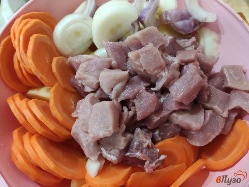 Фото приготовление рецепта: Картофель запечённый в рукаве с овощами и мясом шаг №4