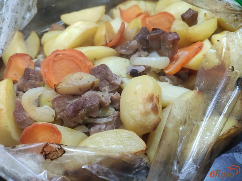 Фото приготовление рецепта: Картофель запечённый в рукаве с овощами и мясом шаг №8