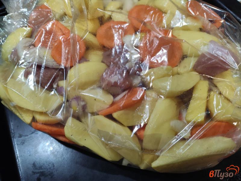 Фото приготовление рецепта: Картофель запечённый в рукаве с овощами и мясом шаг №7