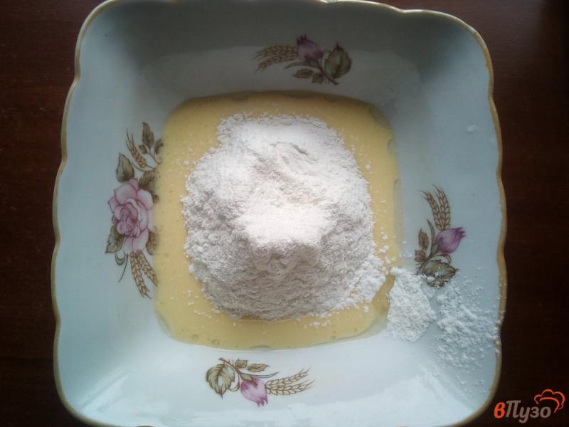 Фото приготовление рецепта: Закусочные кексы с ветчиной и сыром шаг №3