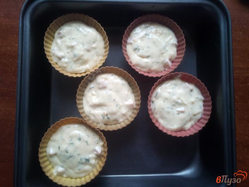Фото приготовление рецепта: Закусочные кексы с ветчиной и сыром шаг №5