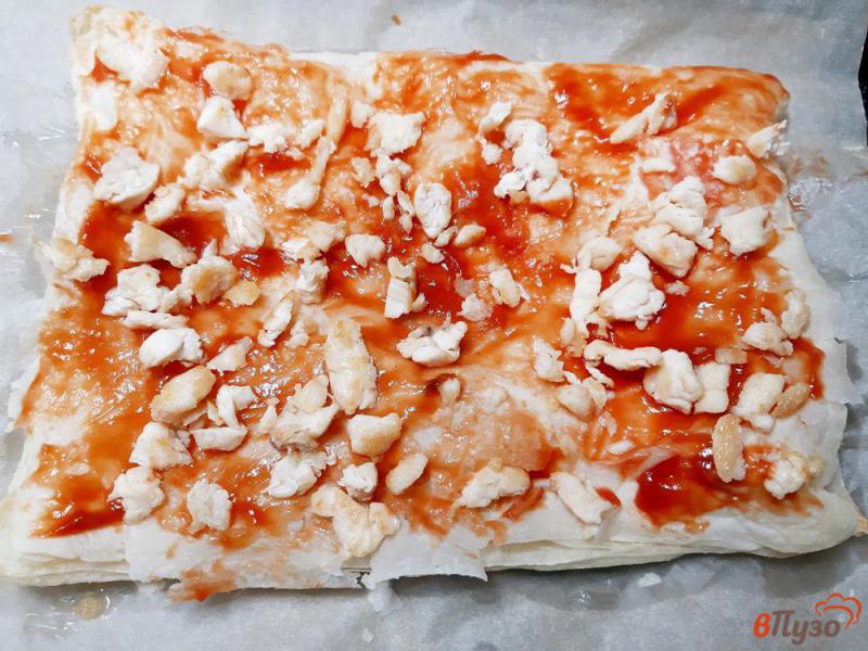 Фото приготовление рецепта: Пицца с курицей и оливками на слоеном тесте шаг №7