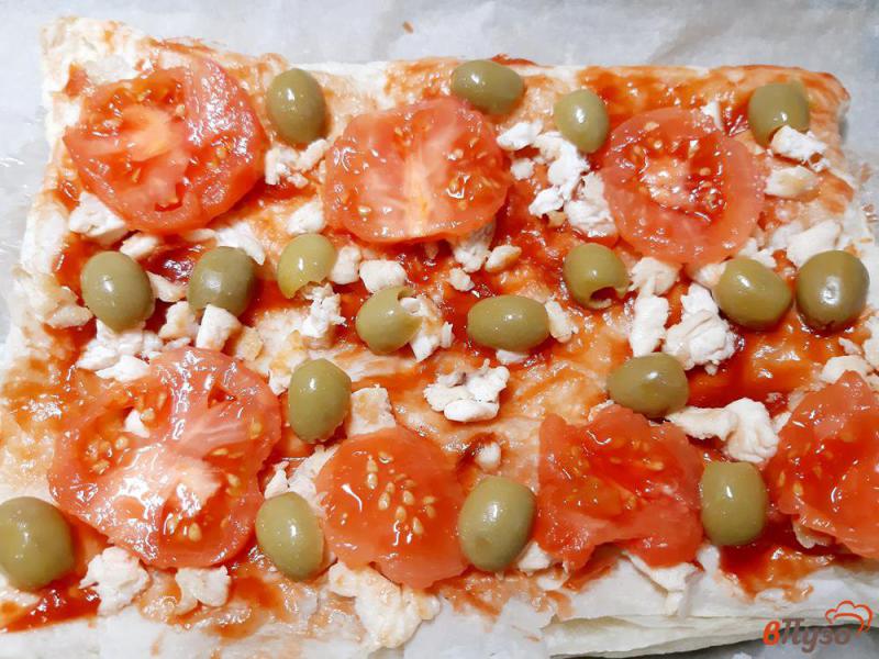 Фото приготовление рецепта: Пицца с курицей и оливками на слоеном тесте шаг №9