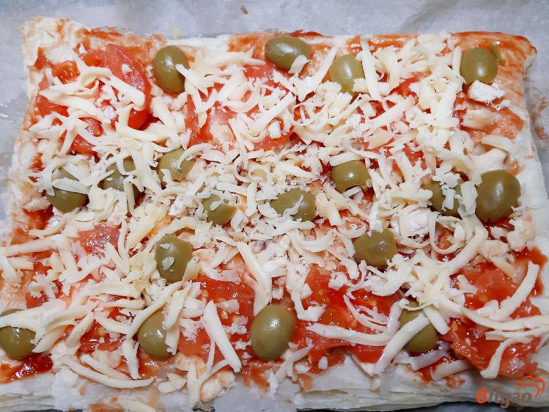 Фото приготовление рецепта: Пицца с курицей и оливками на слоеном тесте шаг №10