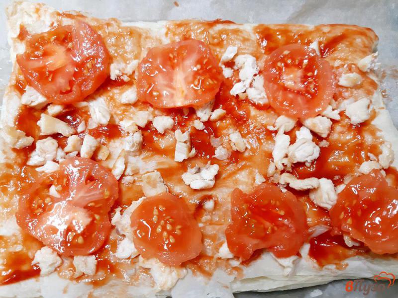 Фото приготовление рецепта: Пицца с курицей и оливками на слоеном тесте шаг №8