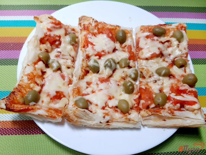 Фото приготовление рецепта: Пицца с курицей и оливками на слоеном тесте шаг №11