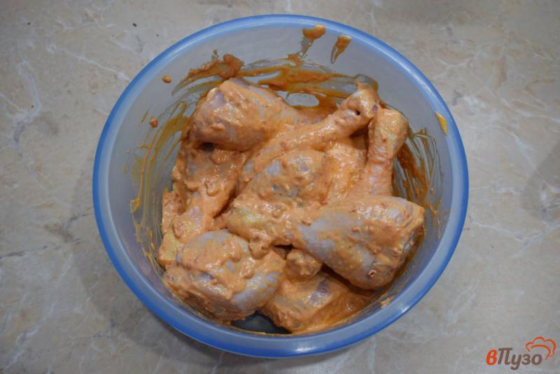 Фото приготовление рецепта: Запеченные куриные голени с аджикой шаг №3