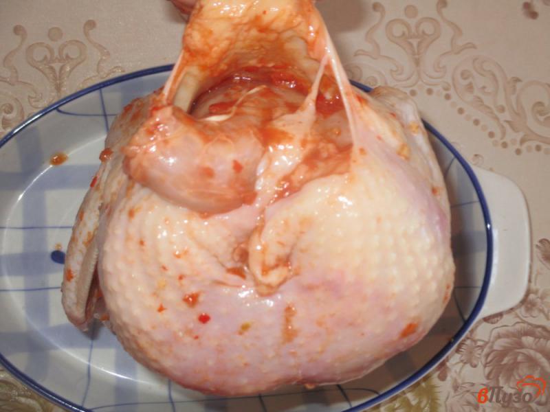 Фото приготовление рецепта: Курица запеченная на подставке в аджике шаг №3