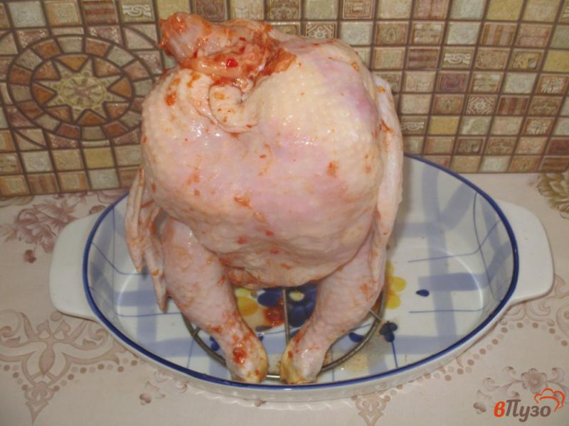 Фото приготовление рецепта: Курица запеченная на подставке в аджике шаг №4