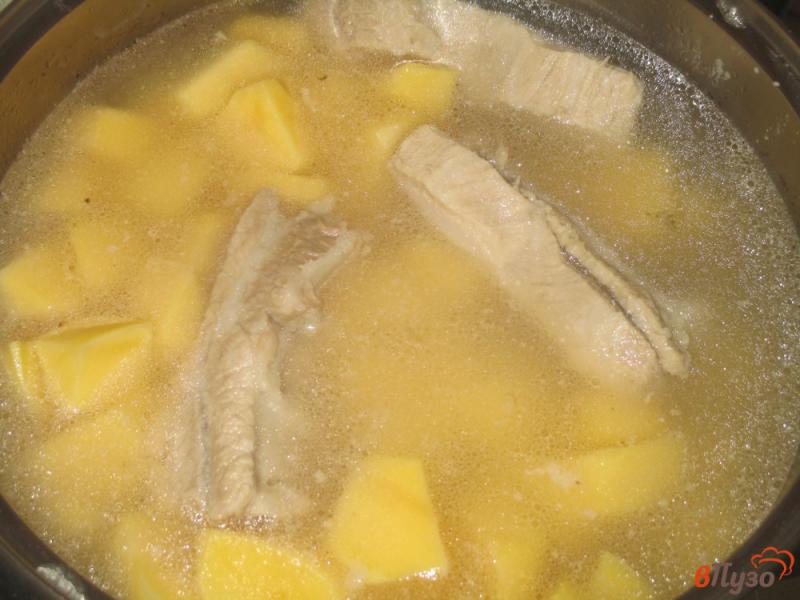 Фото приготовление рецепта: Жаркое из свиных ребер с картофелем шаг №2