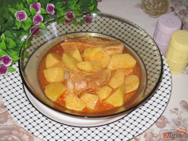Фото приготовление рецепта: Жаркое из свиных ребер с картофелем шаг №5