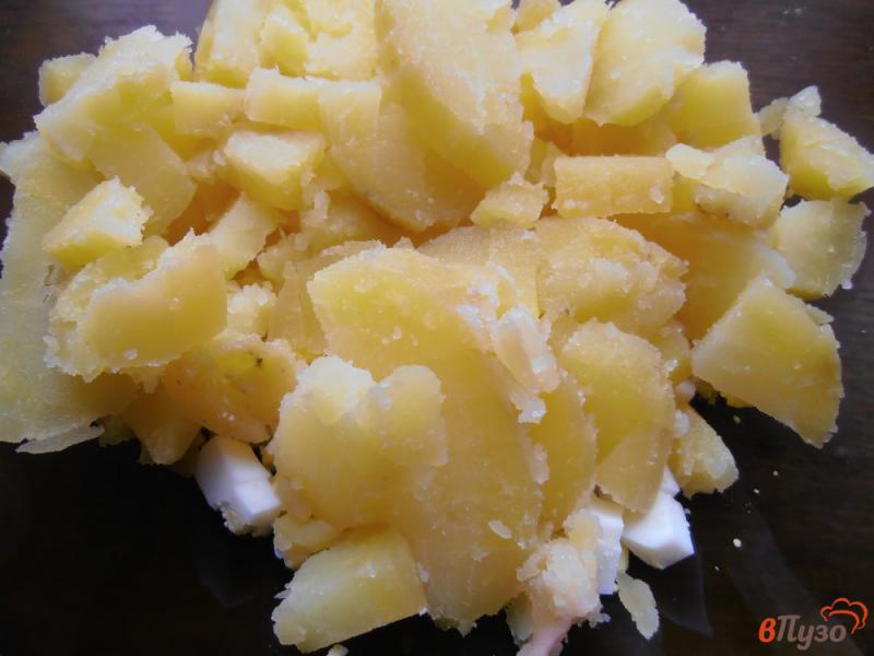 Фото приготовление рецепта: Салат Оливье с крабовыми палочками и яблоком шаг №3