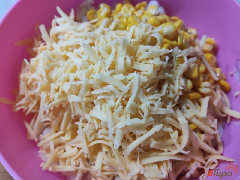 Фото приготовление рецепта: Салат из цветной капусты с кукурузой и сыром шаг №3