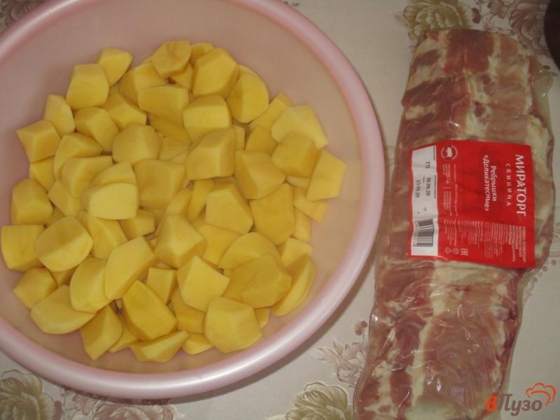 Фото приготовление рецепта: Картофель с ребрышками в горшочке шаг №1