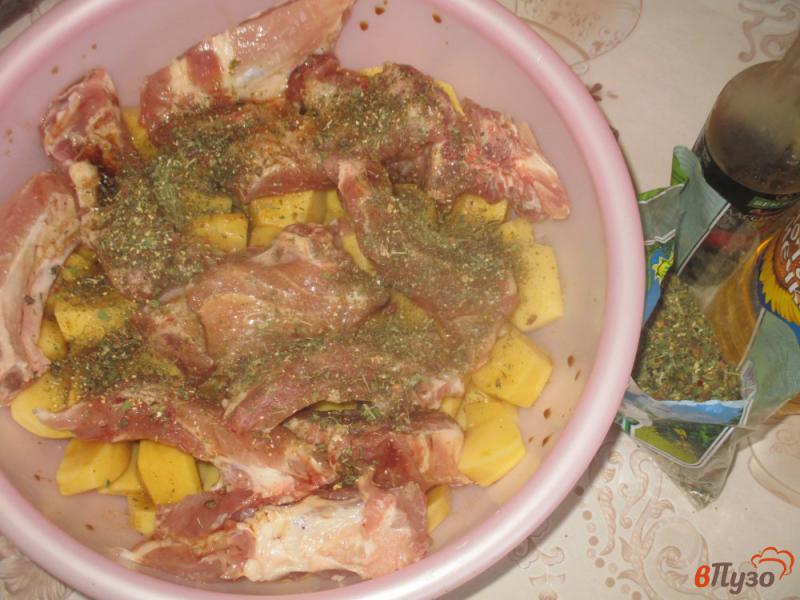 Фото приготовление рецепта: Картофель с ребрышками в горшочке шаг №2