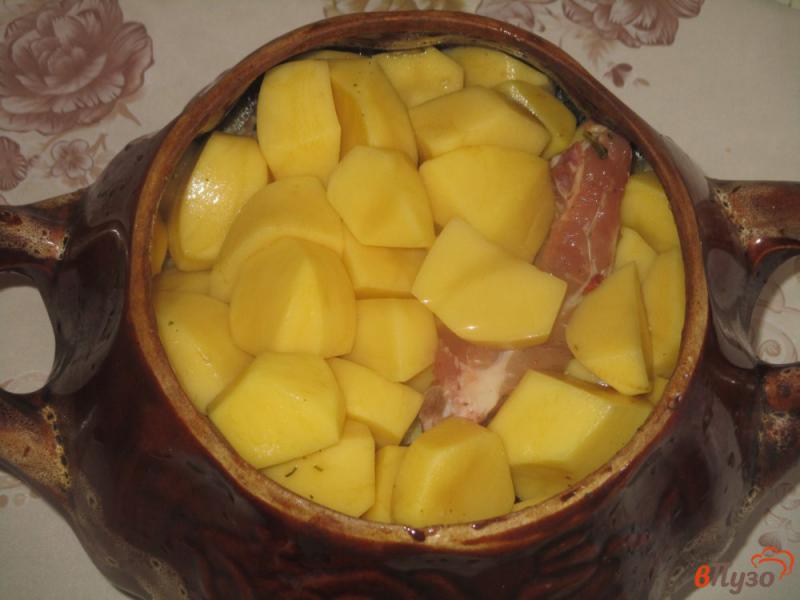 Фото приготовление рецепта: Картофель с ребрышками в горшочке шаг №3