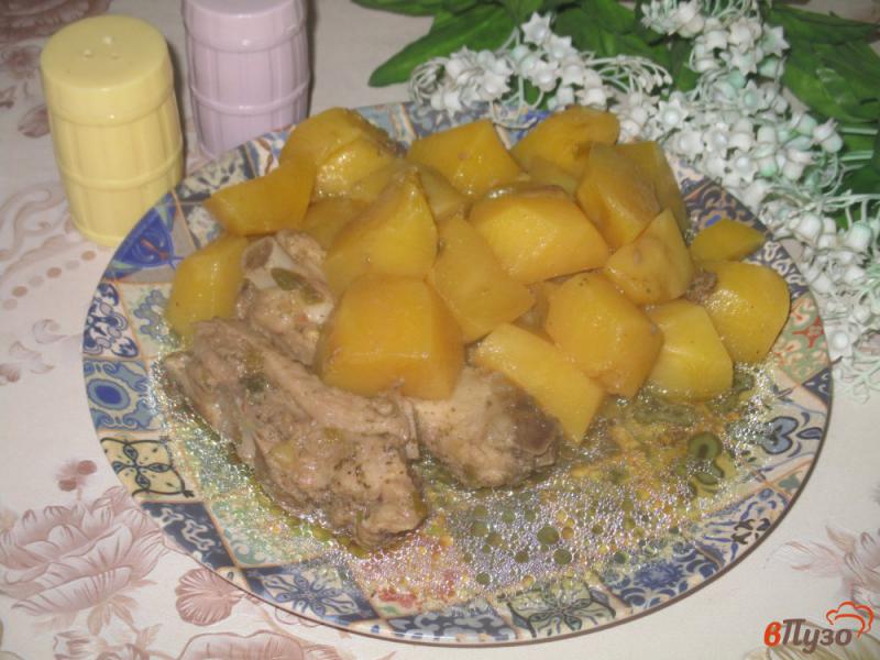 Фото приготовление рецепта: Картофель с ребрышками в горшочке шаг №4
