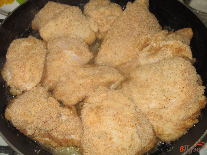 Фото приготовление рецепта: Курица жареная на сковороде в панировке шаг №4