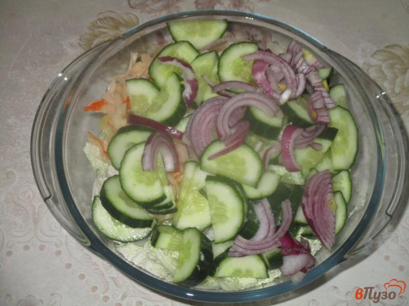 Фото приготовление рецепта: Салат овощной с квашеной и пекинской капустой шаг №2