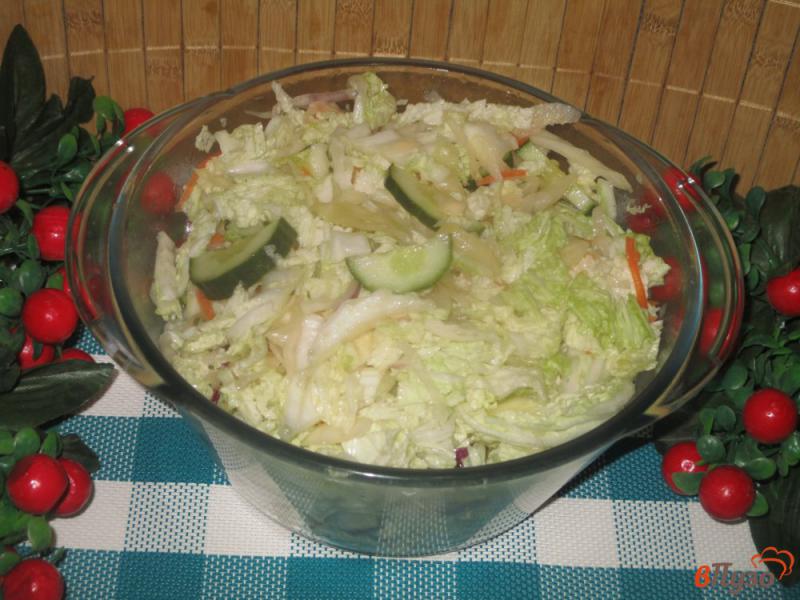 Фото приготовление рецепта: Салат овощной с квашеной и пекинской капустой шаг №3