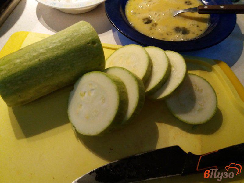 Фото приготовление рецепта: Жаренный кабачок с творожно-чесночным соусом шаг №1