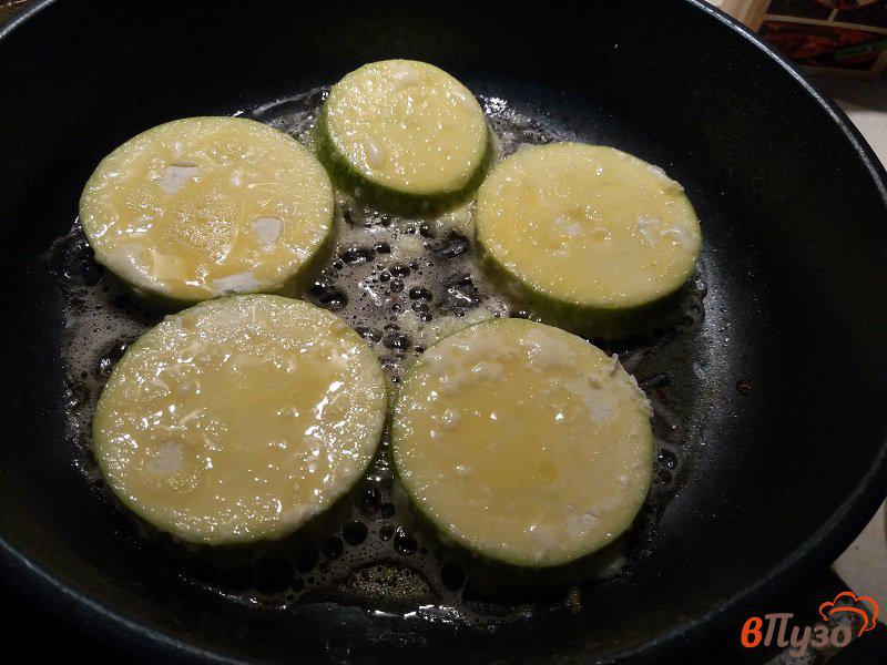 Фото приготовление рецепта: Жаренный кабачок с творожно-чесночным соусом шаг №3