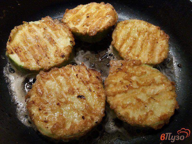 Фото приготовление рецепта: Жаренный кабачок с творожно-чесночным соусом шаг №4